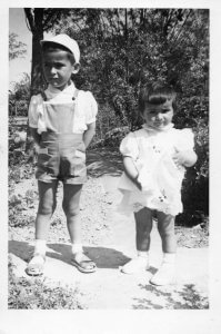 Je suis debout dans l'allée du jardin